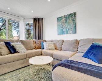 Luxury Remodel W Hot Tub, 6 Bdrm W 3 King Beds. - Ajax - Huiskamer