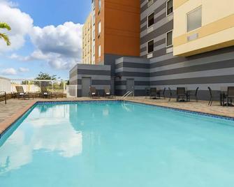 Relaxing Room Awaits After Exploring Miami and Beyond, 2 Family Ready Rooms - Florida City - Pool