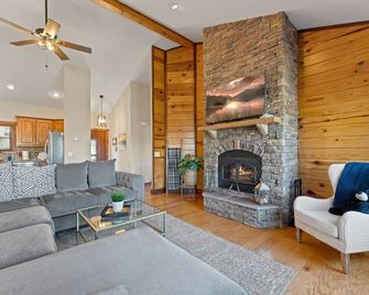 Upscale Lakefront Table Rock Cabin with nearby Launch - Golden - Living room