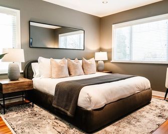 Creekside luxury near downtown Kelowna. Enjoy a hot tub, sauna, home gym, movie theatre & Sonos sound in a spacious 3-bed home steps from beaches, cafés & parks. Perfect for families, groups & pet owners looking for space, style & serenity. - Kelowna - Bedroom