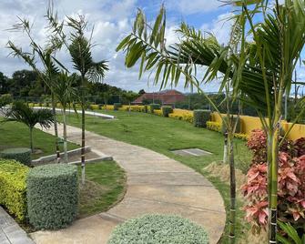 L&V's Paradise Vacation Home with pool & gym 3 - Falmouth - Outdoor view