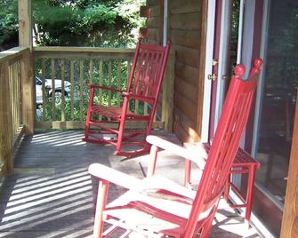 The 'Gray' Escape, Honeymoon Cabin - Boone - Patio