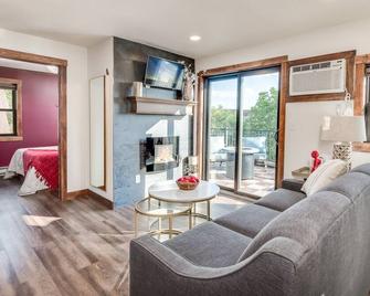 The Cove Guest House - Prescott - Living room