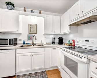 Remodeled Bright and Airy Whole Home Close to Rogers Attractions - Lowell - Kitchen