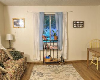 Cozy cottage near Caves and Coast - Cave Junction - Living room