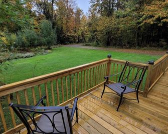 Peaceful camp in the woods near North East PA - North East - Balcony
