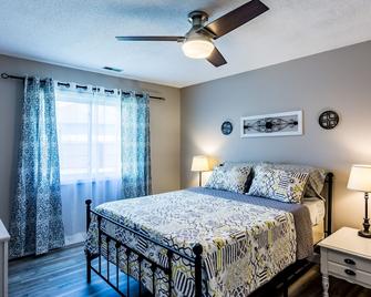 Entire House Cozy & Clean Parkview North - Fort Wayne - Bedroom