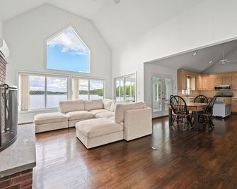 Lakefront Oasis with Spectacular Views – 3BR, 3BA, Sleeps 6, private swim dock. - New Hartford - Sala de estar