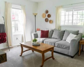 French Creek Haven- Meadville Apt with Boho Charm - Meadville - Sala de estar