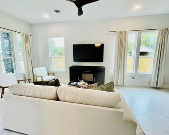 Home just minutes from Downtown,Airport’s - Houston - Living room