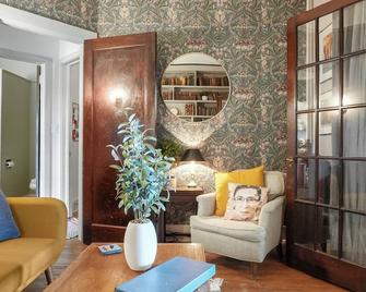 Downtown Apartment! Large, Cozy, Family friendly private oasis in city center! - Petoskey - Living room
