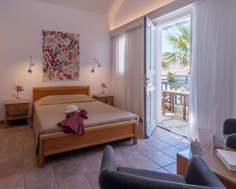 Rose Bay Hotel - קאמארי