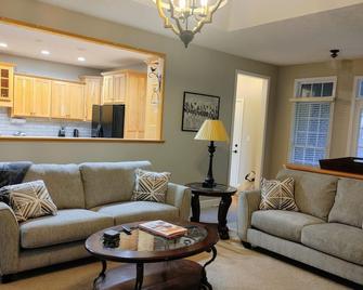5 bdr vacay everyone will LOVE - Loudon - Living room