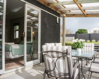 Relax on Richmond - modern beachside house retreat - New Plymouth - Balcony