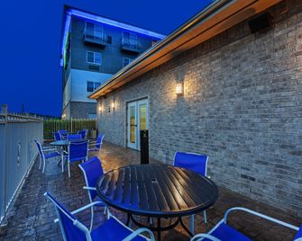 Holiday Inn Express & Suites Jenks By IHG - Jenks - Balcony