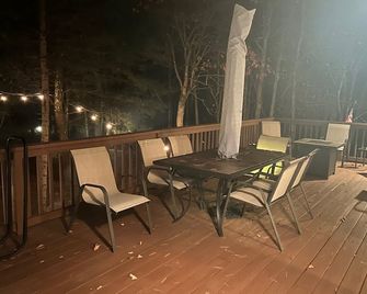 The Knotty Pines Charming 3-bedroom house with AC and WiFi in Lake Harmony - Lake Harmony - Balkon