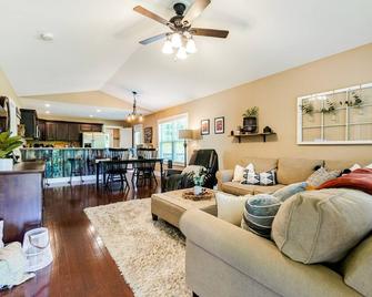 Cozy Pet Friendly Summer Retreat, Mountain View Fire Pit Good Location Near Avl - Swannanoa - Living room