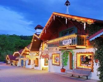 Das Tulip, the perfect place to stay in Helen. Center of town, Ground floor - Helen - Building