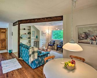 Door County Retreat about 3 Mi to Sister Bay Beach - Sister Bay - Living room