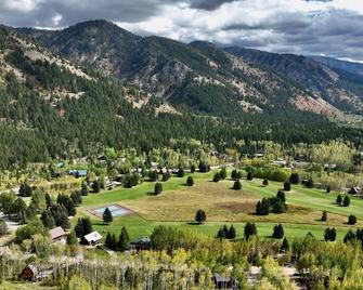 The Rustic Blue Cabin surrounded by Aspen Trees - Thayne - Outdoors view