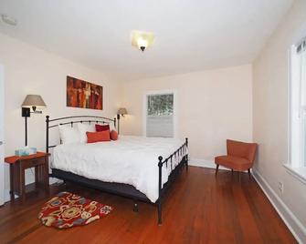 Across from The Barlow/Wine country - Sebastopol - Bedroom