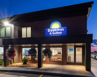 Days Inn & Suites by Wyndham Duluth by the Mall - Duluth - Rakennus