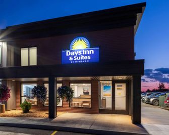 Days Inn & Suites by Wyndham Duluth by the Mall - Duluth - Building