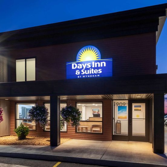 Building view of Days Inn & Suites by Wyndham Duluth by the Mall