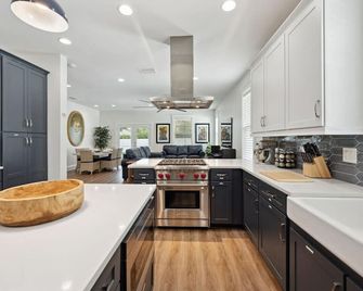 Luxury Stay Heated Pool and Hot Tub Fenced Yard - Tampa - Phòng bếp