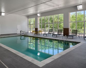 Hampton Inn Lawrence - Lawrence - Svømmebasseng