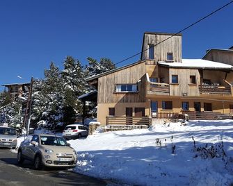 At the bottom of the track, 100 meters from the lifts - Eyne - Edificio