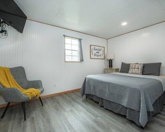 Modern Cottage Cabin, private area with pond, fishing nearby, swimming and more - Mc Gregor - Bedroom