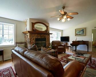 Gracewood Ranch House Farmstay - Schoener - Huiskamer