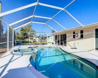 Incredible Whole Condo with Heated Pool and Jacuzzi Next to Venice Island/Beach - Venice Gardens - Pool