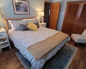 Private country home, Mt. Hood view, hot tub, full kitchen, business class Wi-Fi - Boring - Bedroom