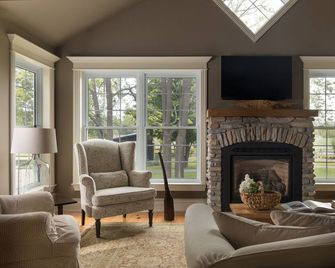 Farm Cottage on Alpaca Farm in Prince Edward County - Alpaca, Horses & more! - Prince Edward - Salon