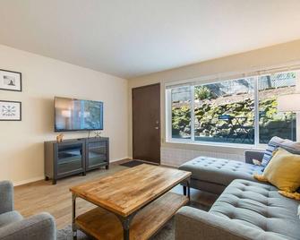Urban Condo + Parking 2 Blocks to Ballard 6 Miles to Everything Seattle - Seattle - Living room