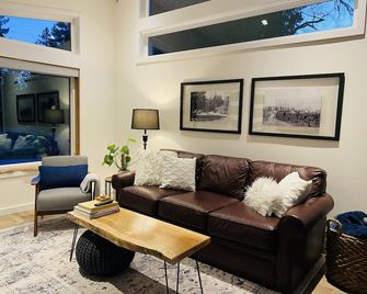 Quiet oasis steps from the Sooke River. - Sooke - Living room