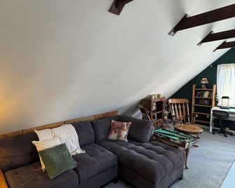 Quiet and Cozy Chalet Retreat - Renovated - Tobyhanna - Sala de estar