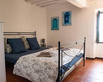 Fleur de Lys - Fayence - Bedroom
