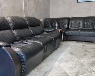 Peemens Guesthouse - Kasoa - Sala de estar