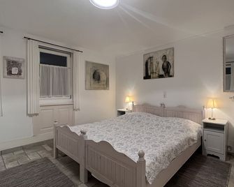 Stylish artist farmhouse with 2 separate living units near Tübingen - Kusterdingen - Slaapkamer