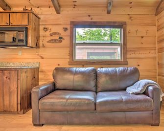 Hike, Sip & Unwind! Mill Spring Cabin Near Winery - Mill Spring - Sala de estar