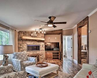 Luxury home getaway near Ballantyne - Fort Mill - Living room