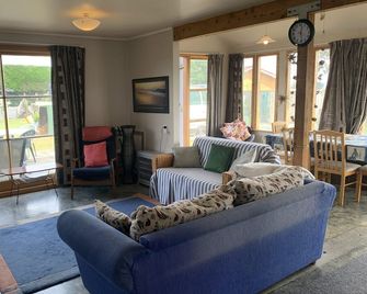Kiwi Bach. Sea-glimpse, beach walk, we love the dogs - Levin - Wohnzimmer