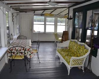 Lake Front Cottage with great beach and swimming. Afternoon sun, great sunsets. - Salisbury - Living room
