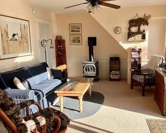 Dramatic Oceanfront Property - New Harbor - Living room