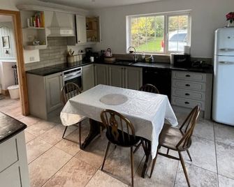Old Stone Cottage - historical cottage with woodburner, great trails - Lisbane - Kitchen