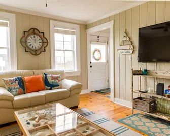 Located close to wedding venues, university, shops and eateries and Newport. - Bristol - Living room