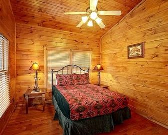 Gatlingburg Rising! Luxurious 2Bed/2Bath Cabin Centrally Located - Gatlinburg - Bedroom